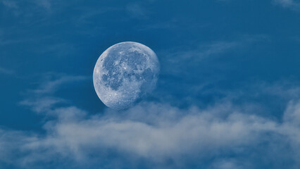 Mond am frühen morgen  - Blauer Himmel mit leichten Wolken 