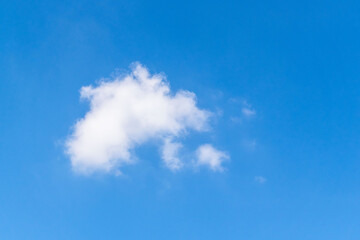 夏の青空と日差しに輝く夏の雲09