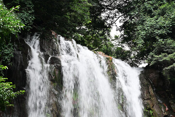崖から落ちる大量の流水