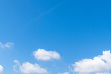 夏の青空と日差しに輝く夏の雲12