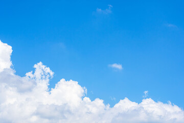 夏の青空と日差しに輝く夏の雲44