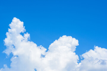 夏の青空と日差しに輝く夏の雲52