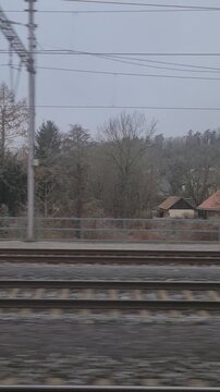 Sicht aus einem Zug, w&auml;hrend einer Reise von Dresden nach Prag, an einem nebligen Tag