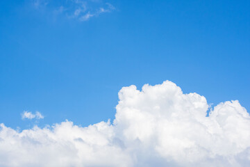 夏の青空と日差しに輝く夏の雲62