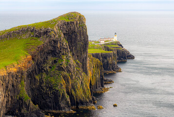 Widok na półwysep z latarnią morską, Neist Point, wyspa Skye, Szkocja.