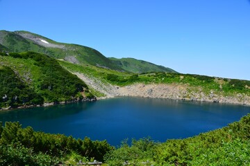 北アルプス　夏の室堂　青いみくりが池