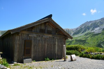 Fototapeta premium 北アルプス 室堂 重要文化財 室堂小屋と立山連峰
