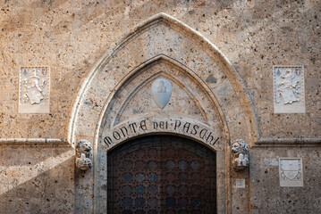 Il portone d'ingresso della s torica sede del Monte dei Paschi di Siena