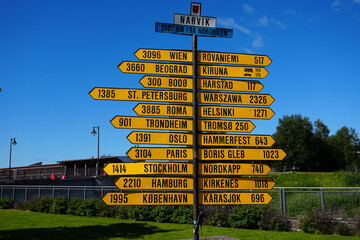 Gelber Wegweiser in Narvik in Norwegen, ein sehr beliebtes Fotomotiv bei den Touristen