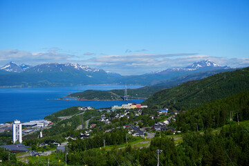 wundervolle Aussicht vom Narvikfjellet auf die Stadt Narvik und die wunderschöne Landschaft	