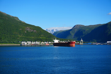 Ein großes Frachtschiff im Hafen von Narvik in Norwegen, das Eisenerz laden möchte