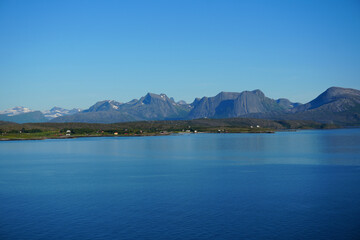 Die wunderschönen Landschaft mit Wasser und Bergen auf der Schifffahrt zwischen Narvik und Bodo in...