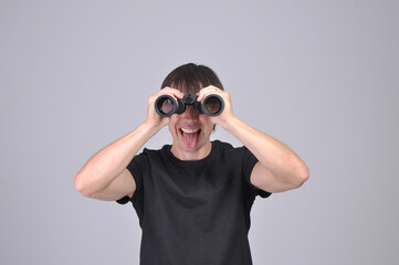 homem espião    olhando com binocular           