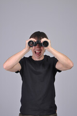 homem espião    olhando com binocular           