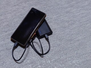 モバイルバッテリーでスマホを充電する（左寄せ）