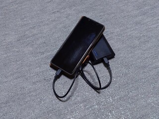モバイルバッテリーでスマホを充電する（中央）