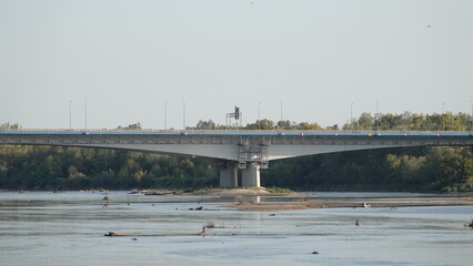 Most nad rzeką z widocznymi podporami pod mosttem
