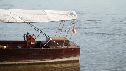 Łódź motorowa z materiałowym dachem © tomo81