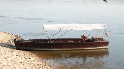 Łódź motorowa z materiałowym dachem © tomo81