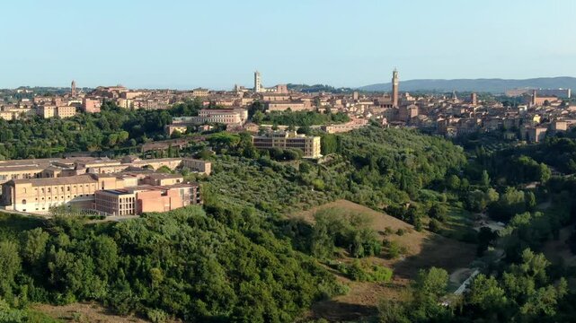 prise de vue a&eacute;rienne de la ville de Sienne, Toscane, Italie