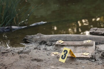 Obraz premium Forensic expertise. Crime scene with evidence and marker near lake outdoors