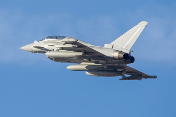 Avión de combate moderno biplaza