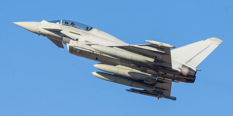 Avión de combate moderno biplaza