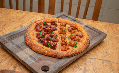 Pizza de boneless en una tabla de madera