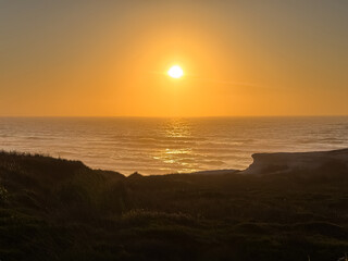 Obraz premium Golden sunset over peaceful ocean horizon view