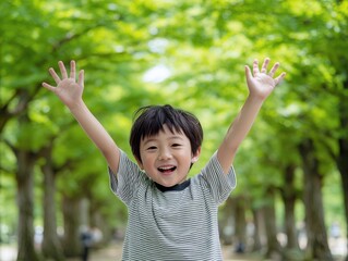 両手を広げて笑顔の日本人の男の子