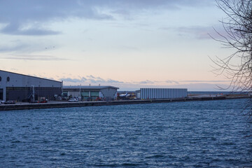 Obraz premium Winter Waterfront Before Sunrise