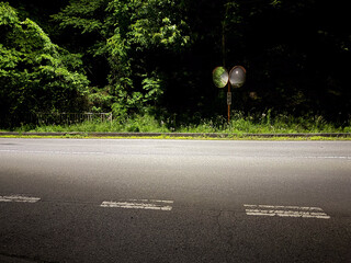 夜道のカーブミラー