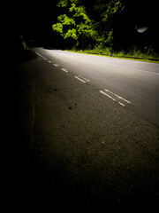 夜道のカーブミラー