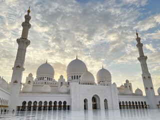 Obraz premium Sheikh Zayed Grand Mosque at Sunset, Abu Dhabi, United Arab Emirates. 19 March 2023.