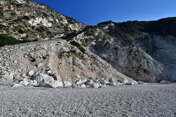 Klify zamykające plażę Myrtos na greckiej wyspie Kefalonia, plażę uważaną za jedną z dziesięciu najpiękniejszych świata