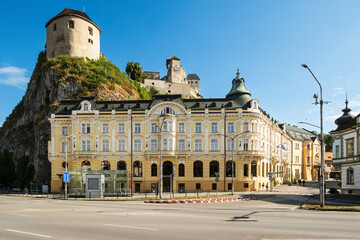 Hotel Elizabeth mit Relief von Jan Jiskra am Berg der Burg in Trencin, Kulturhauptstadt 2026,...