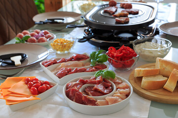 schön gedeckter Raclette Tisch
