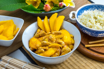 Trozos de pavo con mango y arroz al estilo asiático