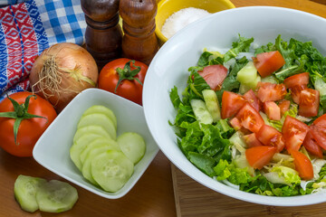 Ensalada con lechuga, tomate y pepino