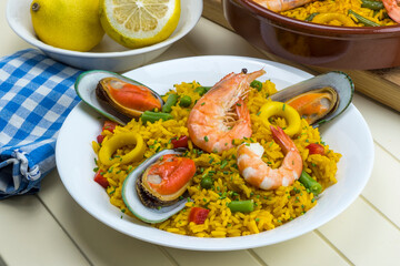 Plato de paella de arroz con mariscos