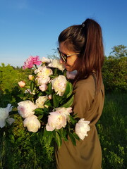 Fototapeta premium girl with flowers