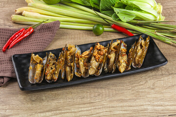 Steamed razor mollusk with lemongrass
