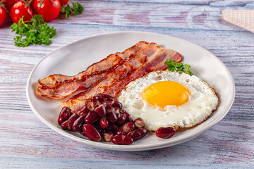English breakfast with egg, bean and bacon