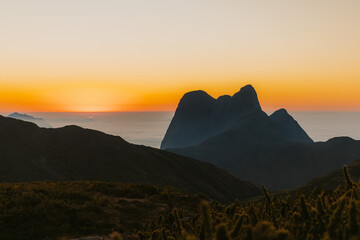 Vista sobre as montanhas do Pico Tucum para o Pico Paran&aacute; ao nascer do sol
