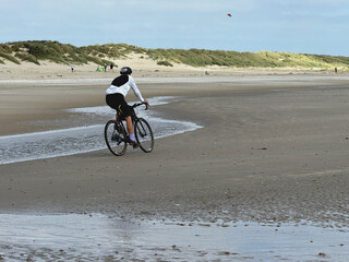 sportlicher Radfahrer am Strand von Blåvand
