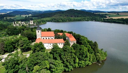 Obraz premium Scenic lake and monastery complex