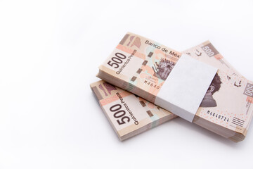 muchos billetes de dinero mexicano apilado en una toma media toma del lado derecho
Many Mexican banknotes stacked in a mid-air shot from the right side.