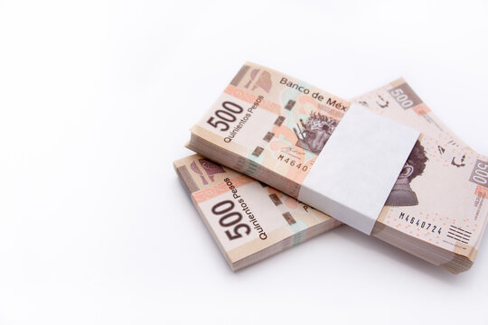 muchos billetes de dinero mexicano apilado en una toma media toma del lado derecho
Many Mexican banknotes stacked in a mid-air shot from the right side.