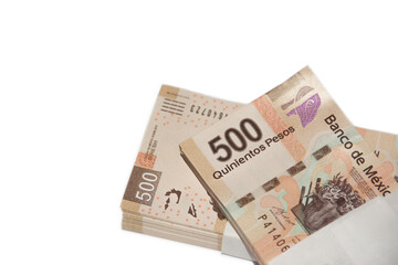 2 fajos de billetes mexicanos de 500 pesos, sobre un fondo blanco, en la parte inferior de la toma.
Two bundles of Mexican 500 peso bills, on a white background, at the bottom of the shot.
