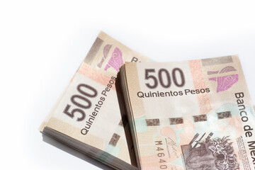 2 fajos de billetes mexicanos de 500 pesos, sobre  fondo blanco
2 bundles of Mexican 500 peso bills, on a white background